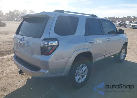 2021 Toyota 4Runner Sr5 z USA, uszkodzony, nr VIN JTEEU5JR7M5232605